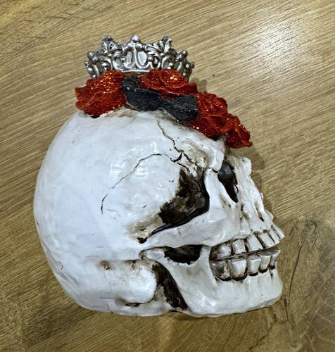 Totenkopf mit silberner krone - mit,